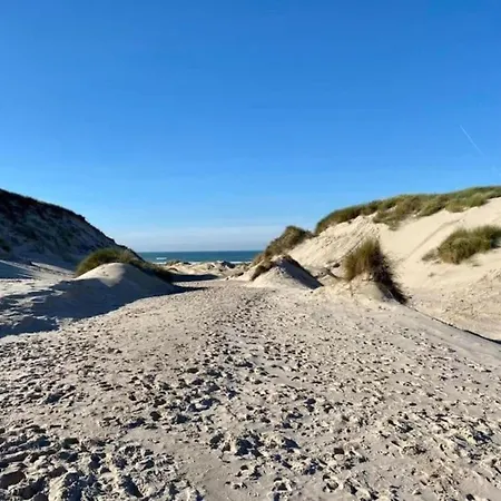 Near Beach, Cleaning Included Semesterbostad